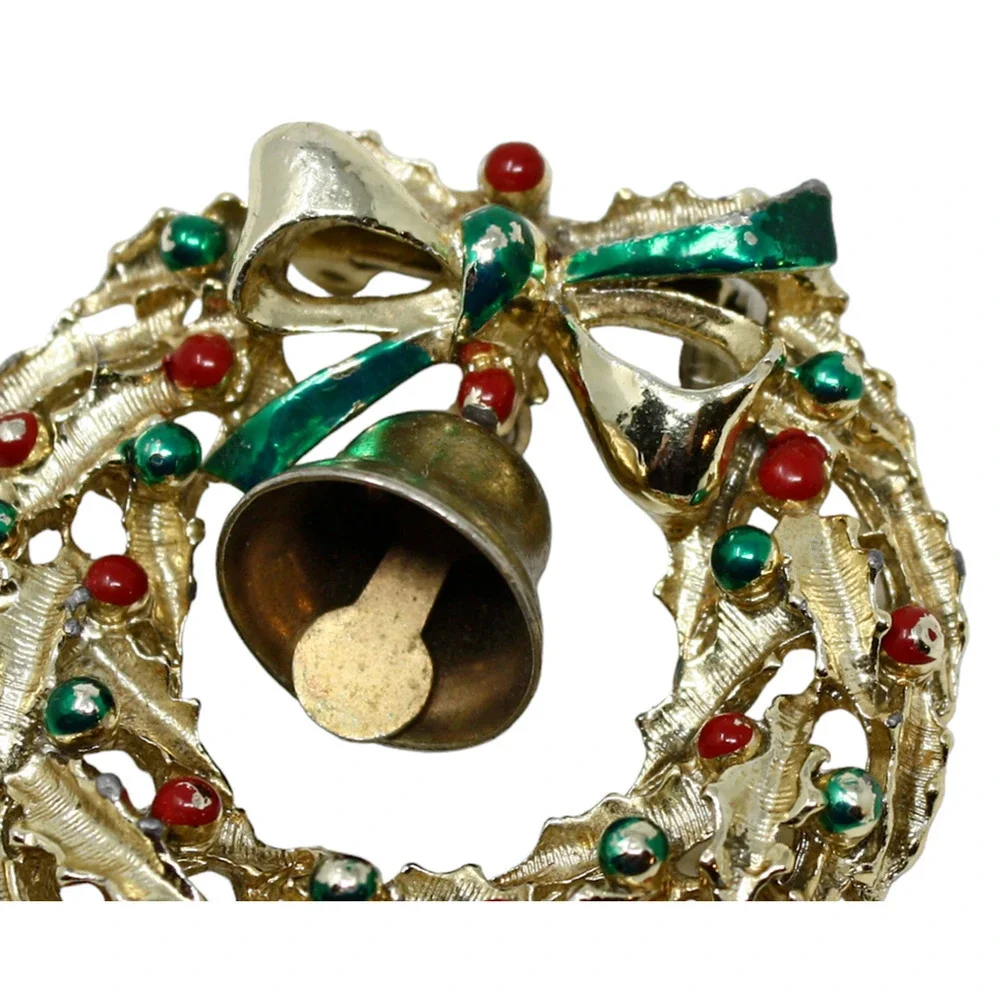 Vintage Christmas Holiday Wreath Pin w Swinging Bell 1 3/4